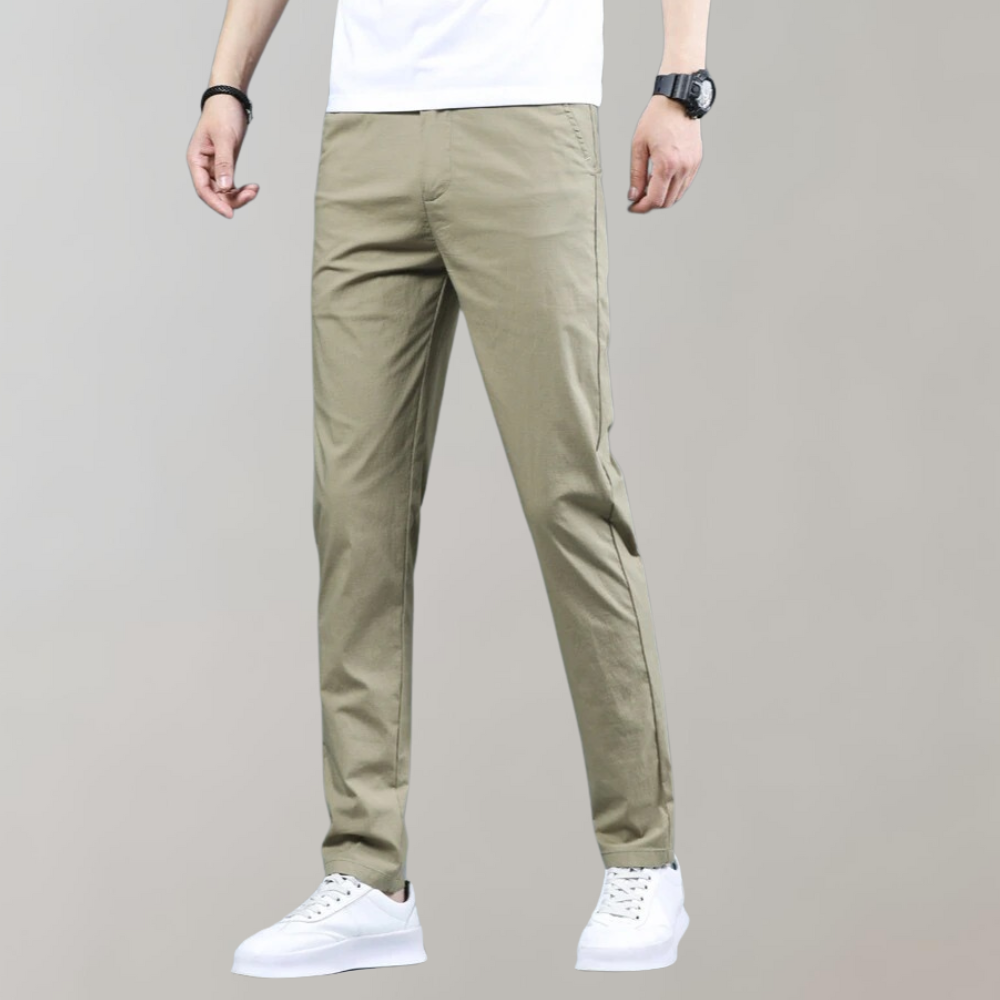 Heren chino broek Villum met stretch tailleband, gedragen in een casual setting – moderne pasvorm en stijlvol afgewerkt voor dagelijks comfort.