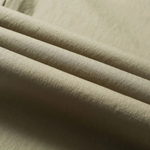 Heren chino broek Villum met stretch tailleband, gedragen in een casual setting – moderne pasvorm en stijlvol afgewerkt voor dagelijks comfort.