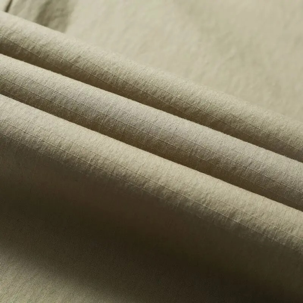 Heren chino broek Villum met stretch tailleband, gedragen in een casual setting – moderne pasvorm en stijlvol afgewerkt voor dagelijks comfort.