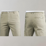 Heren chino broek Villum met stretch tailleband, gedragen in een casual setting – moderne pasvorm en stijlvol afgewerkt voor dagelijks comfort.