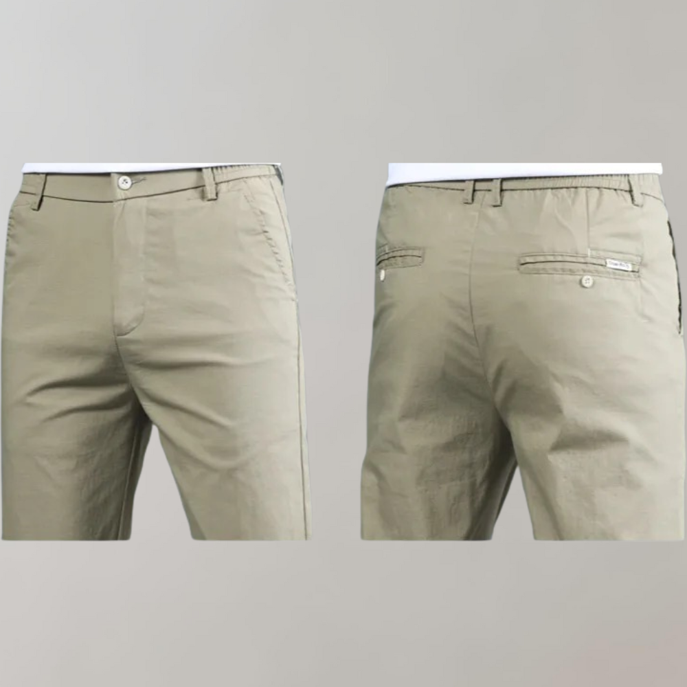 Heren chino broek Villum met stretch tailleband, gedragen in een casual setting – moderne pasvorm en stijlvol afgewerkt voor dagelijks comfort.