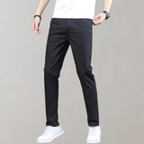 Heren chino broek Villum met stretch tailleband, gedragen in een casual setting – moderne pasvorm en stijlvol afgewerkt voor dagelijks comfort.