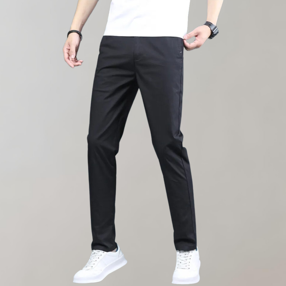 Heren chino broek Villum met stretch tailleband, gedragen in een casual setting – moderne pasvorm en stijlvol afgewerkt voor dagelijks comfort.