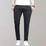 Heren chino broek Villum met stretch tailleband, gedragen in een casual setting – moderne pasvorm en stijlvol afgewerkt voor dagelijks comfort.