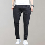 Heren chino broek Villum met stretch tailleband, gedragen in een casual setting – moderne pasvorm en stijlvol afgewerkt voor dagelijks comfort.