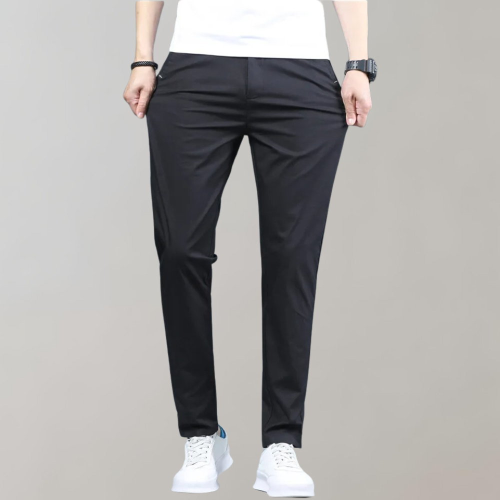 Heren chino broek Villum met stretch tailleband, gedragen in een casual setting – moderne pasvorm en stijlvol afgewerkt voor dagelijks comfort.