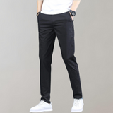 Heren chino broek Villum met stretch tailleband, gedragen in een casual setting – moderne pasvorm en stijlvol afgewerkt voor dagelijks comfort.