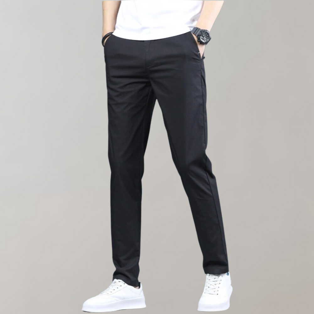 Heren chino broek Villum met stretch tailleband, gedragen in een casual setting – moderne pasvorm en stijlvol afgewerkt voor dagelijks comfort.