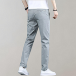 Heren chino broek Villum met stretch tailleband, gedragen in een casual setting – moderne pasvorm en stijlvol afgewerkt voor dagelijks comfort.