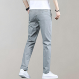 Heren chino broek Villum met stretch tailleband, gedragen in een casual setting – moderne pasvorm en stijlvol afgewerkt voor dagelijks comfort.
