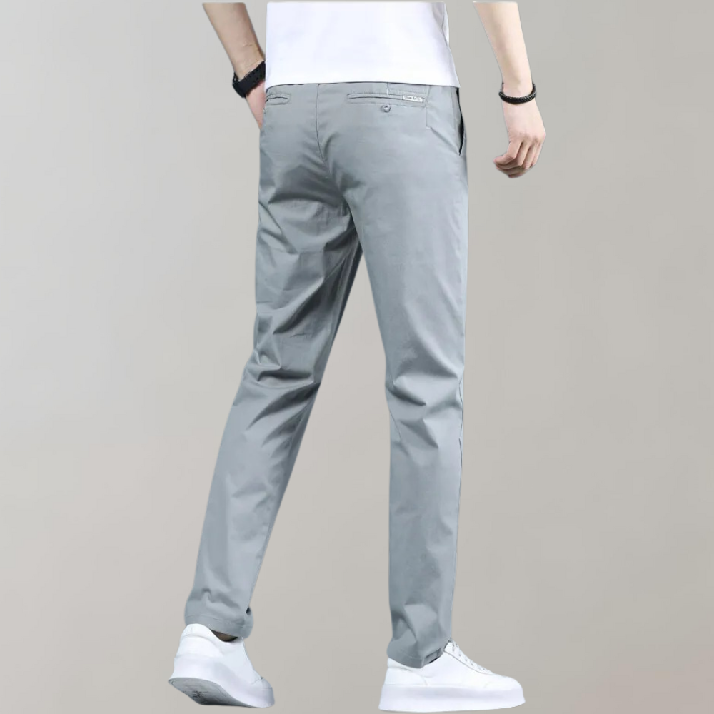 Heren chino broek Villum met stretch tailleband, gedragen in een casual setting – moderne pasvorm en stijlvol afgewerkt voor dagelijks comfort.