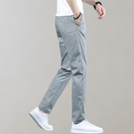 Heren chino broek Villum met stretch tailleband, gedragen in een casual setting – moderne pasvorm en stijlvol afgewerkt voor dagelijks comfort.