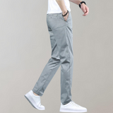 Heren chino broek Villum met stretch tailleband, gedragen in een casual setting – moderne pasvorm en stijlvol afgewerkt voor dagelijks comfort.