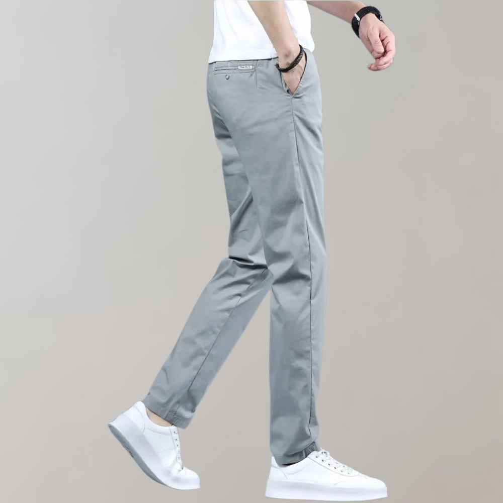 Heren chino broek Villum met stretch tailleband, gedragen in een casual setting – moderne pasvorm en stijlvol afgewerkt voor dagelijks comfort.