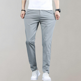Heren chino broek Villum met stretch tailleband, gedragen in een casual setting – moderne pasvorm en stijlvol afgewerkt voor dagelijks comfort.
