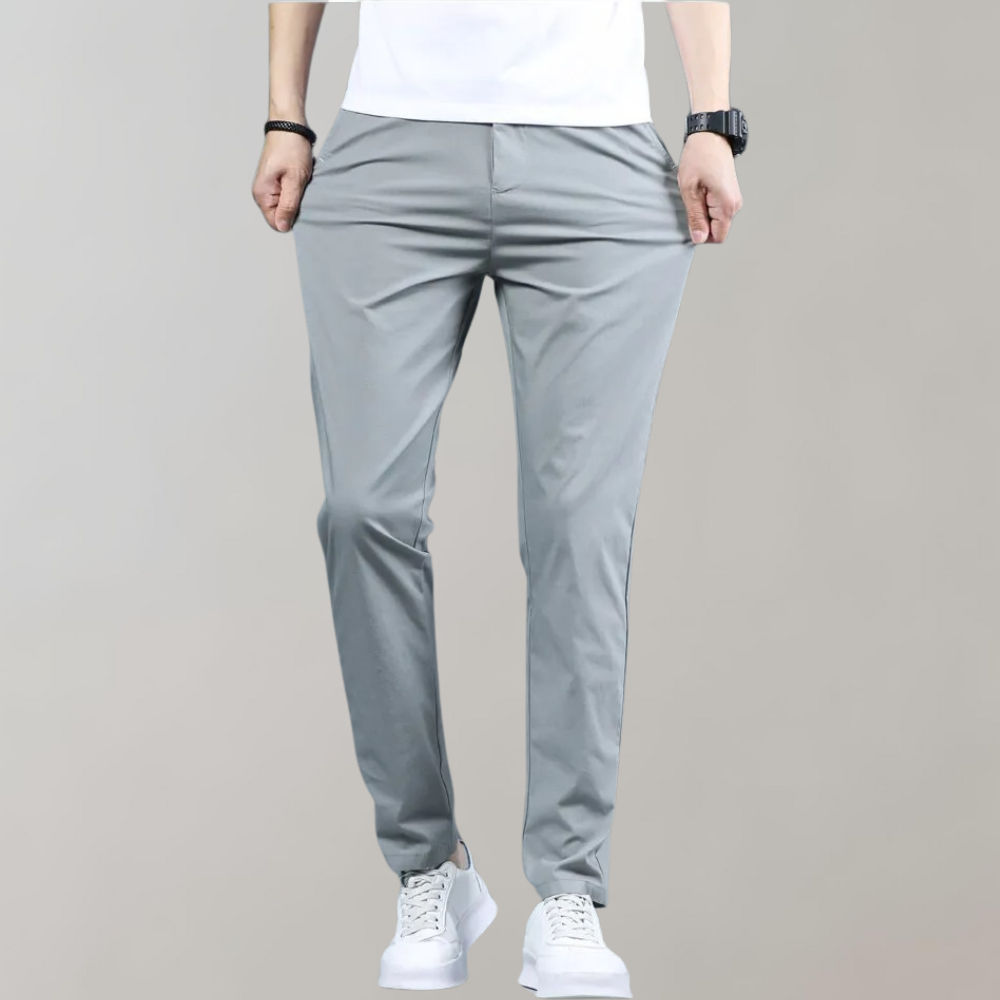 Heren chino broek Villum met stretch tailleband, gedragen in een casual setting – moderne pasvorm en stijlvol afgewerkt voor dagelijks comfort.