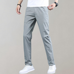 Heren chino broek Villum met stretch tailleband, gedragen in een casual setting – moderne pasvorm en stijlvol afgewerkt voor dagelijks comfort.