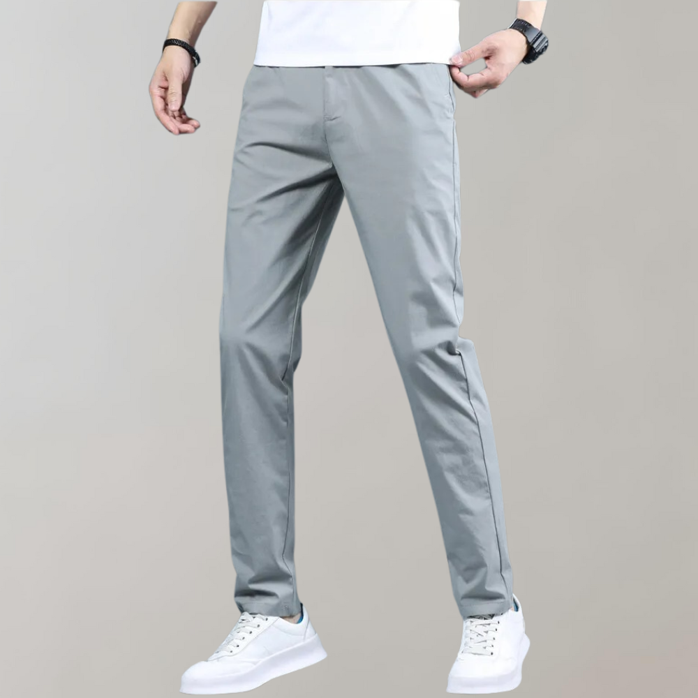Heren chino broek Villum met stretch tailleband, gedragen in een casual setting – moderne pasvorm en stijlvol afgewerkt voor dagelijks comfort.