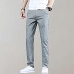 Heren chino broek Villum met stretch tailleband, gedragen in een casual setting – moderne pasvorm en stijlvol afgewerkt voor dagelijks comfort.