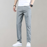 Heren chino broek Villum met stretch tailleband, gedragen in een casual setting – moderne pasvorm en stijlvol afgewerkt voor dagelijks comfort.