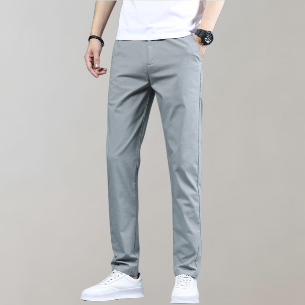 Heren chino broek Villum met stretch tailleband, gedragen in een casual setting – moderne pasvorm en stijlvol afgewerkt voor dagelijks comfort.