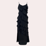 Adrienne elegante lange damesjurk met ruches voor de zomer, gemaakt van lichte, ademende stof met flatterende pasvorm.
