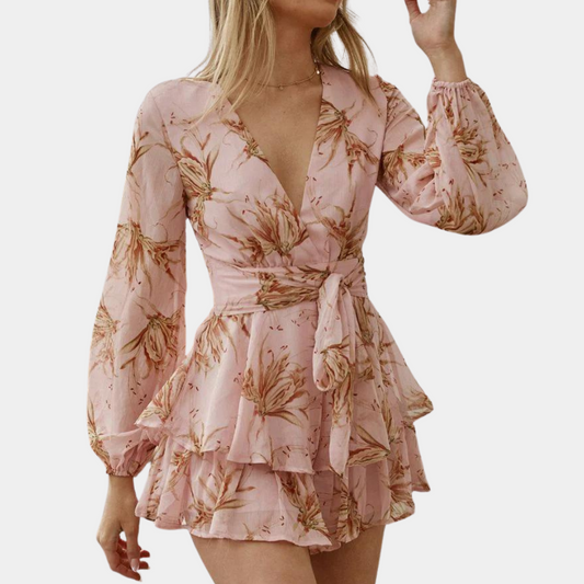 Alodie stijlvolle zomer mini-jurk voor vrouwen van lichte, ademende stof met flatterende pasvorm en modern, elegant design.