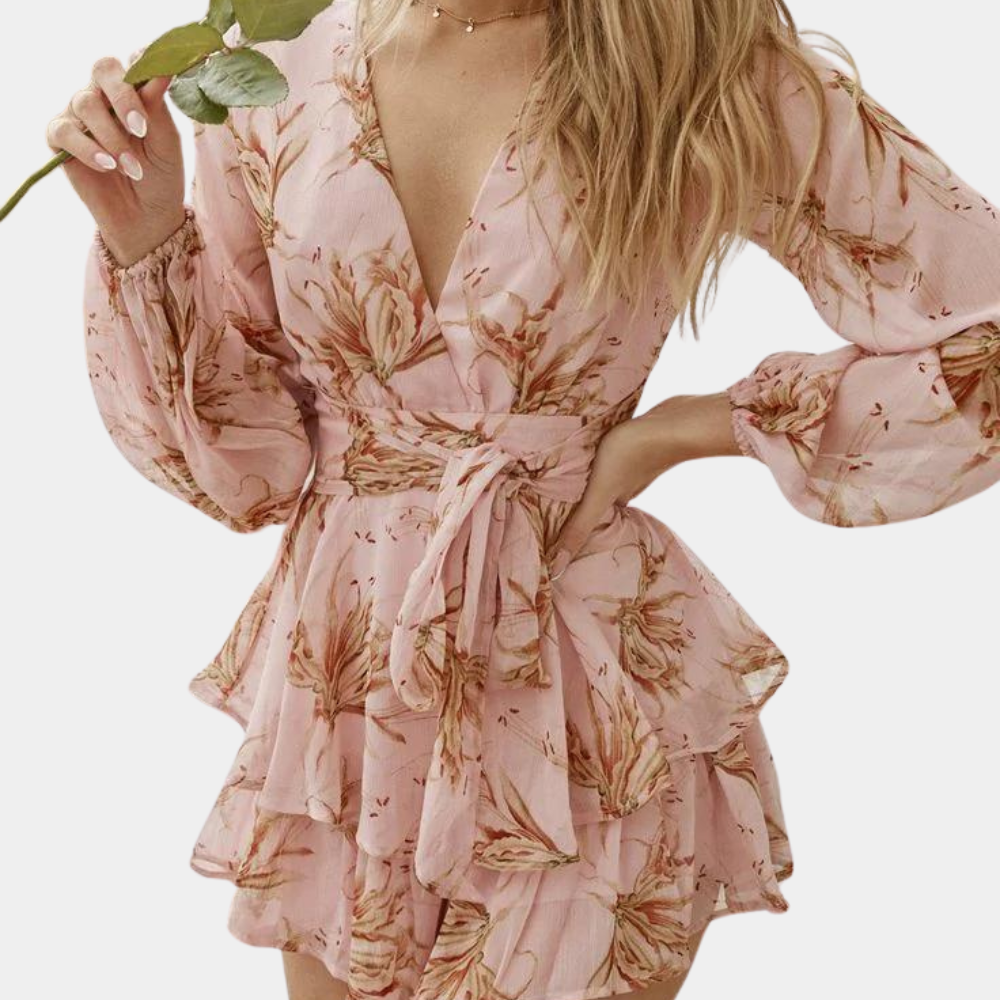 Alodie stijlvolle zomer mini-jurk voor vrouwen van lichte, ademende stof met flatterende pasvorm en modern, elegant design.
