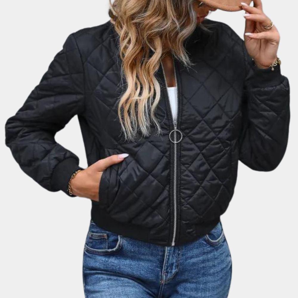 Bria stijlvol zomerbomberjack voor dames met lichte stof, ritssluiting en sportieve details voor een trendy zomerse uitstraling.