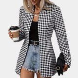 Arina – Elegante Blazer voor Dames – Tijdloos Design met Moderne Touch – Perfect voor Zakelijke Meetings of Stijlvolle Uitjes – Flatterende Pasvorm en Hoogwaardige Stof voor Comfort en Klasse – Onmisbaar in elke Garderobe.