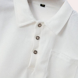 Ademend poloshirt voor heren – Stijlvol en comfortabel poloshirt met ademende stof, ideaal voor casual uitjes, sportieve activiteiten of warme dagen. Het zorgt voor een frisse, luchtige ervaring, terwijl het de klassieke look van een poloshirt behoudt.









