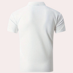 Ademend poloshirt voor heren – Stijlvol en comfortabel poloshirt met ademende stof, ideaal voor casual uitjes, sportieve activiteiten of warme dagen. Het zorgt voor een frisse, luchtige ervaring, terwijl het de klassieke look van een poloshirt behoudt.








