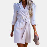 Stijlvolle blazerjurk voor dames – Elegante en moderne jurk met blazerlook, ideaal voor zakelijke settings of chique avondjes uit. Slanke pasvorm en hoogwaardige stof voor een verfijnde uitstraling.