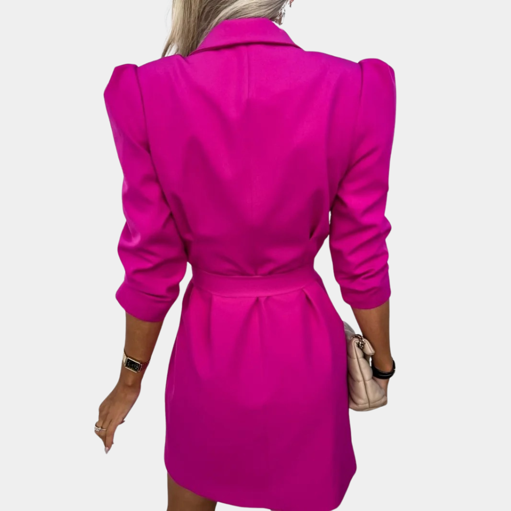 Stijlvolle blazerjurk voor dames – Elegante en moderne jurk met blazerlook, ideaal voor zakelijke settings of chique avondjes uit. Slanke pasvorm en hoogwaardige stof voor een verfijnde uitstraling.