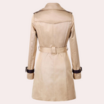 Elegante zomer trenchcoat voor dames, lichtgewicht en stijlvol met knoopsluiting en tailleceintuur, perfect voor een chique zomerse look.