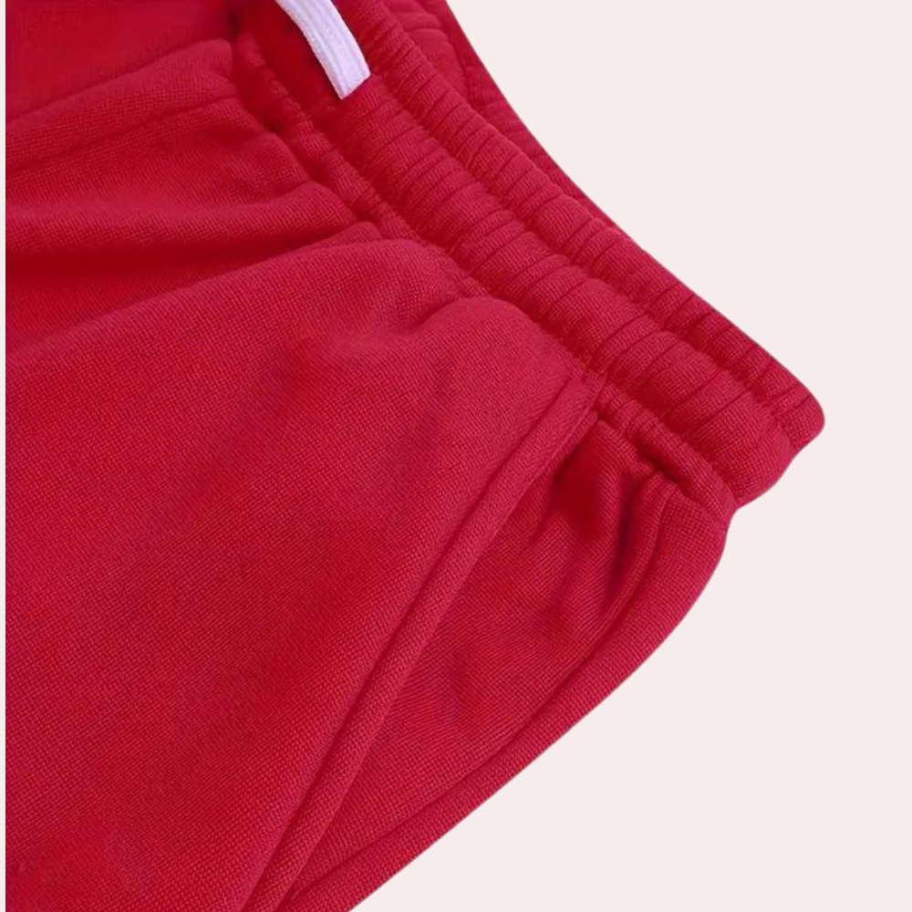 Moderne en stijlvolle zomerset voor dames, bestaande uit een top met capuchon en bijpassende short – ideaal voor casual zomerdagen.