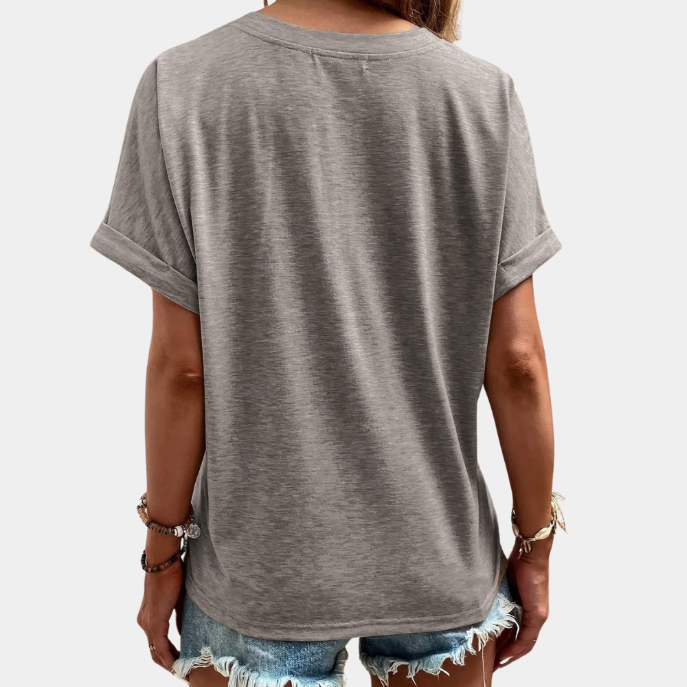 Roxane – Luchtige Zomertop voor Dames met Verfijnde V‑hals, Ademend Lightweight‑materiaal en Relaxte Pasvorm; perfect voor stijlvolle, koele zomerlooks.