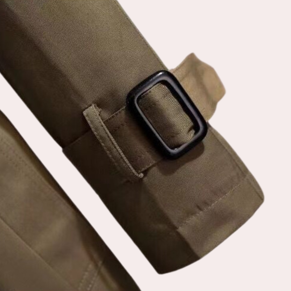 Licht zomerwindjack voor dames, gemaakt van ademende stof met een casual en sportieve uitstraling, ideaal voor frisse zomerdagen.