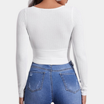 Dames crop top met lange mouwen in een trendy, strak model, perfect voor stijlvolle casual en chique outfits.