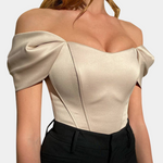 Elegante off‑shoulder zomertop voor dames met luchtige, schoudervrije halslijn en lichtgewicht stof; vrouwelijke, verkoelende must‑have voor stijlvolle zomerlooks.