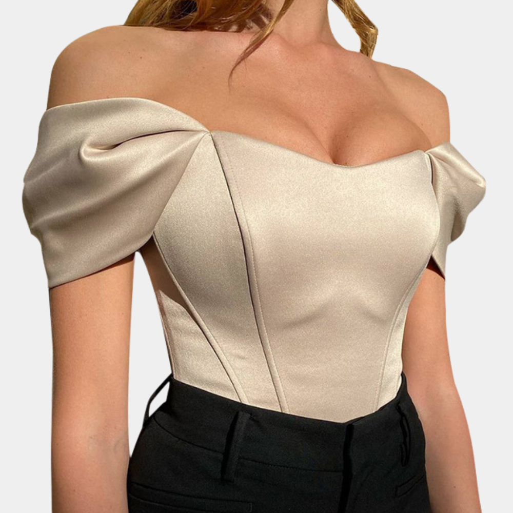 Elegante off‑shoulder zomertop voor dames met luchtige, schoudervrije halslijn en lichtgewicht stof; vrouwelijke, verkoelende must‑have voor stijlvolle zomerlooks.