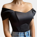 Elegante off‑shoulder zomertop voor dames met luchtige, schoudervrije halslijn en lichtgewicht stof; vrouwelijke, verkoelende must‑have voor stijlvolle zomerlooks.