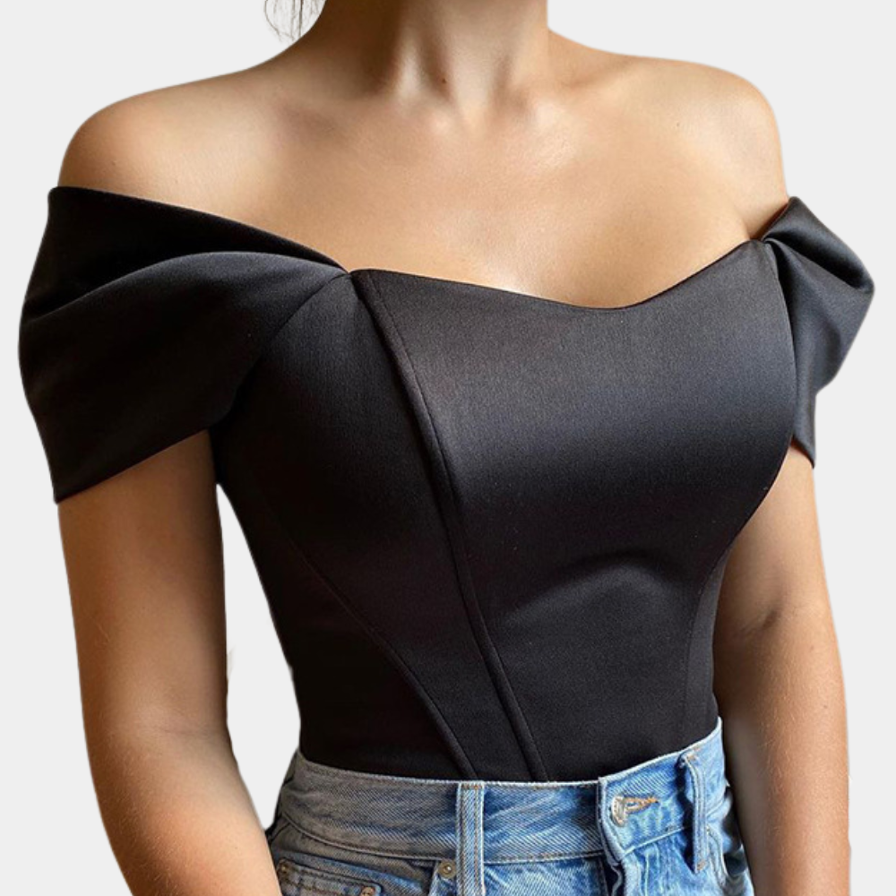 Elegante off‑shoulder zomertop voor dames met luchtige, schoudervrije halslijn en lichtgewicht stof; vrouwelijke, verkoelende must‑have voor stijlvolle zomerlooks.