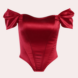 Elegante off‑shoulder zomertop voor dames met luchtige, schoudervrije halslijn en lichtgewicht stof; vrouwelijke, verkoelende must‑have voor stijlvolle zomerlooks.