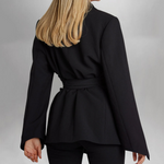 Thalassa – Elegante damesblazer met riem, getailleerd design en stijlvolle kraag, perfect voor zakelijke looks of chique gelegenheden. Gemaakt van comfortabel materiaal met een moderne, vrouwelijke uitstraling.