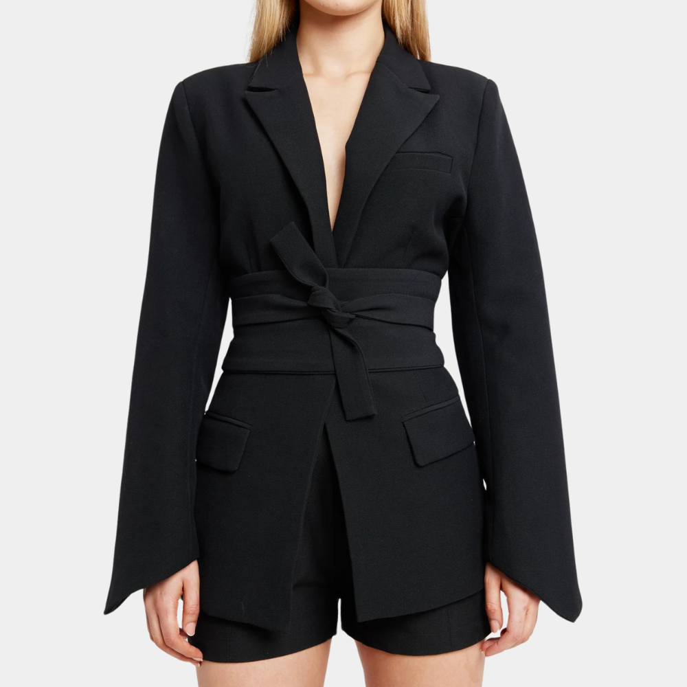 Thalassa – Elegante damesblazer met riem, getailleerd design en stijlvolle kraag, perfect voor zakelijke looks of chique gelegenheden. Gemaakt van comfortabel materiaal met een moderne, vrouwelijke uitstraling.