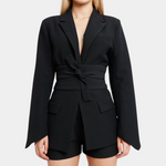 Thalassa – Elegante damesblazer met riem, getailleerd design en stijlvolle kraag, perfect voor zakelijke looks of chique gelegenheden. Gemaakt van comfortabel materiaal met een moderne, vrouwelijke uitstraling.