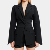 Thalassa – Elegante damesblazer met riem, getailleerd design en stijlvolle kraag, perfect voor zakelijke looks of chique gelegenheden. Gemaakt van comfortabel materiaal met een moderne, vrouwelijke uitstraling.