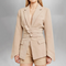 Thalassa – Elegante damesblazer met riem, getailleerd design en stijlvolle kraag, perfect voor zakelijke looks of chique gelegenheden. Gemaakt van comfortabel materiaal met een moderne, vrouwelijke uitstraling.