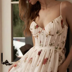 Annabelle tijdloze en elegante damesjurk voor de zomer van lichte, ademende stof met flatterende pasvorm en verfijnd design.